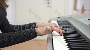 <strong>弹钢琴</strong>或合成乐器时女人的手